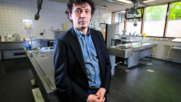 <p>Philippe Boxho, hier in dem betroffenen Gebäude, zeigte sich nach der Tat entsetzt.</p>