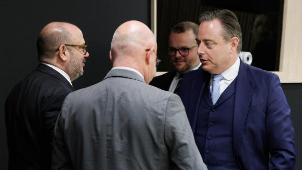 <p>Bernard Quintin (links) im Gespräch mit Bart De Wever (rechts)</p>