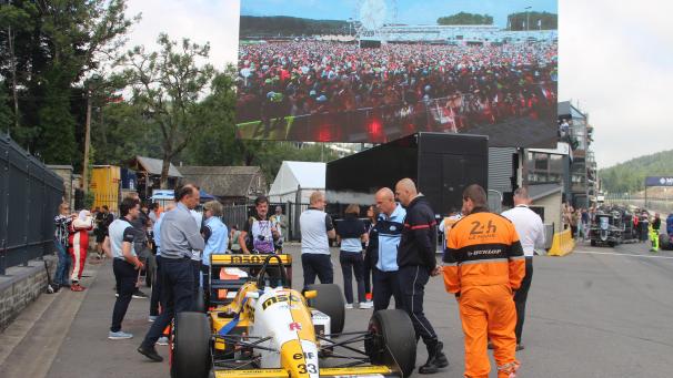 <p>Historische F1-Wagen am Fuße der Eau Rouge</p>