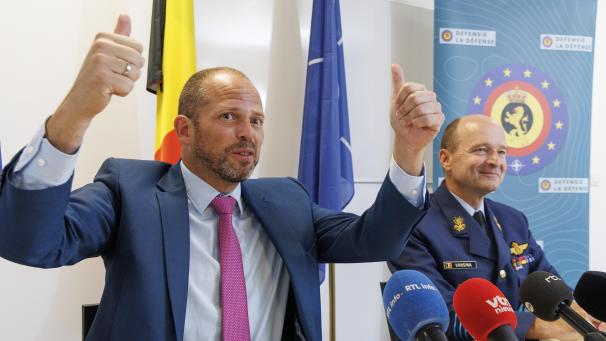 <p>Theo Francken (links) und Frederik Vansina (rechts) bei der Pressekonferenz am Samstag</p>