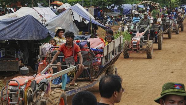 <p>Kambodschaner sitzen auf einem Traktorwagen und suchen Zuflucht in der Batthkoa-Grundschule in der Provinz Oddar Meanchey, während die Grenzkämpfe zwischen Thailand und Kambodscha in den dritten Tag gehen.</p>
