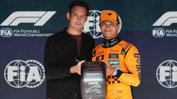 <p>Thierry Neuville übergab Lando Norris den Pole-Position-Award.</p>