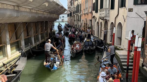 <p>Gondeln in einem der Kanäle von Venedig</p>