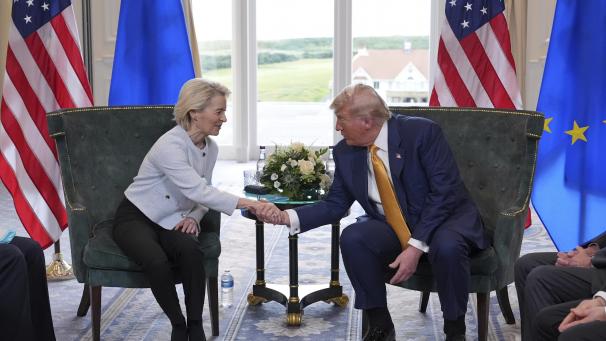 <p>US-Präsident Donald Trump trifft die Präsidentin der Europäischen Kommission Ursula von der Leyen zu bilateralen Gesprächen auf dem Trump Turnberry Golfplatz im britischen Turnberry.</p>