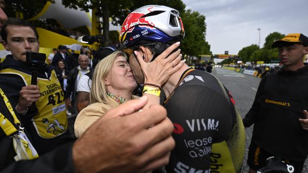 <p>Happy End nach einer kräftezehrenden Tour: Wout van Aert holt sich die Glückwünsche seiner Frau Sarah De Bie ab.</p>