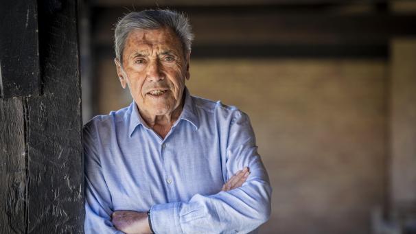 <p>Eddy Merckx sieht derzeit keinen Fahrer an Tadej Pogacar herankommen.</p>