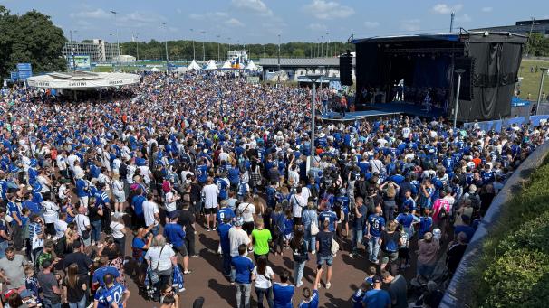 <p>Mehrere Tausend Fans verfolgen bei der offiziellen Saisoneröffnungsfeier neben der Veltins-Arena die Vorstellung des Kaders.</p>