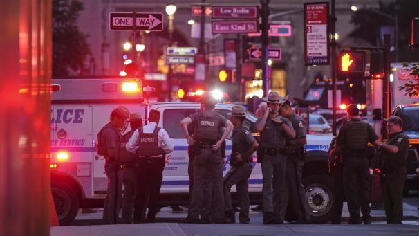 <p>Polizisten der New York State Police versammeln sich auf der 52. Straße vor einem Bürogebäude in Manhattan, in dem mehrere Menschen erschossen wurden.</p>