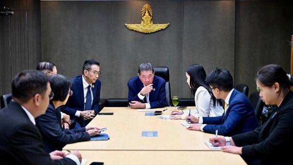 <p>Dieses vom thailändischen Premierministerbüro zur Verfügung gestellte Bild zeigt den amtierenden thailändischen Premierminister Phumtham Wechayachai (Mitte) mit seinen Mitarbeitern, die während seines Telefonats mit US-Präsident Donald Trump in Bangkok zuhören, nachdem er aus Malaysia zurückgekehrt war, wo er den kambodschanischen Premierminister Hun Manet zu Friedensgesprächen getroffen hatte, die zu einem Waffenstillstand in den fünftägigen Kämpfen zwischen den beiden Nationen wegen eines Territorialstreits führten.</p>