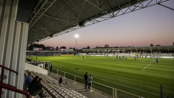<p>Das Stade de la Neuville, in die Jahre gekommen, aber voller Fußballgeschichte, gilt mittlerweile als Geheimtipp für sogenannte Groundhopper – Fußballnostalgiker, die den Charme alter Stadien lieben.</p>