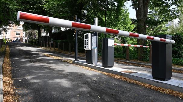 <p>Der Zugang zur Notaufnahme des Eupener Krankenhauses ist über ein Schranken- und Ticketsystem geregelt.</p>