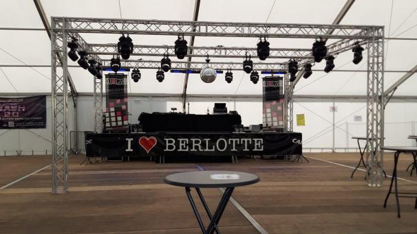 <p>Im Festzelt wird von Freitag bis Sonntag mit Live-Musik und DJs gefeiert.</p>