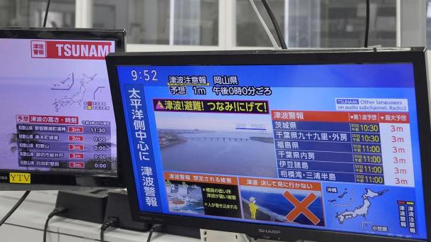<p>Nachdem ein starkes Erdbeben im Fernen Osten Russlands eine Tsunami-Warnung für Teile Japans ausgelöst hat, zeigen Fernsehbildschirme in Osaka die Nachrichten.</p>