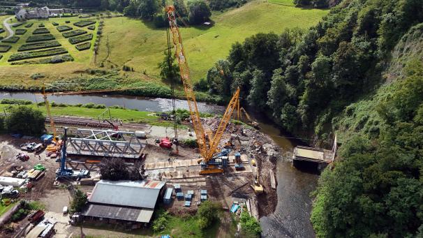 <p>In Pepinster wird aktuell die Brücke von Louheau erneuert.</p>