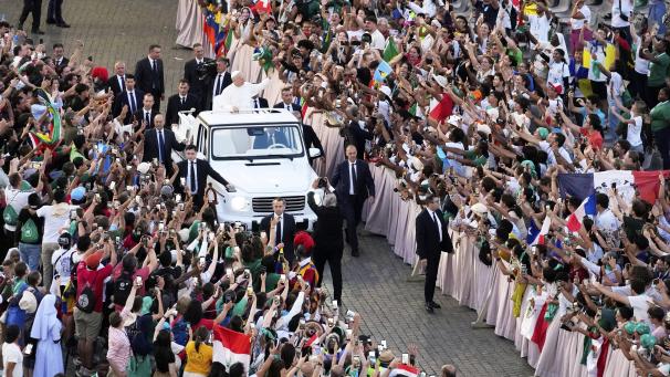 <p>Papst Leo XIV. begrüßt die Gläubigen auf dem Petersplatz am Ende einer Willkommensmesse für das Jugendjubiläum im Vatikan.</p>