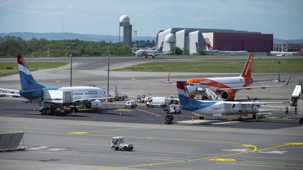 <p>Mobilitätsministerin Yuriko Backes geht davon aus, dass das Passagieraufkommen auf dem Flughafen Findel bis 2040 auf acht Millionen Fluggäste jährlich steigt. Der Luxemburger Airport werde also irgendwann an seine Kapazitätsgrenzen stoßen.</p>