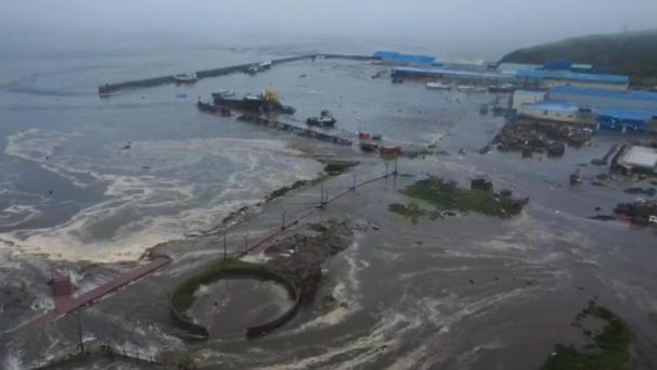 <p>Luftaufnahme eines von einem Erdbeben und einem anschließenden Tsunami betroffenen Gebiets in der Region Sachalin im Osten Russlands</p>
