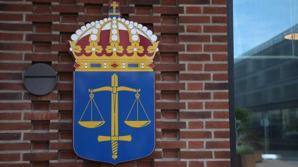 <p>Das Logo der schwedischen Gerichte ist am Amtsgericht von Malmö zu sehen.</p>