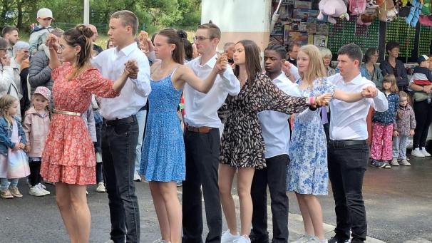 <p>Der traditionelle Lancier wurde am Sonntag von 64 Jugendlichen getanzt.</p>