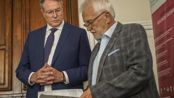 <p>Der rheinland-pfälzische Ministerpräsident Alexander Schweitzer (links) ist Schirmherr der 70-Jahrfeier der Europäischen Vereinigung für Eifel und Ardennen (EVEA, rechts im Bild der Vorsitzende Franz Bittner).</p>