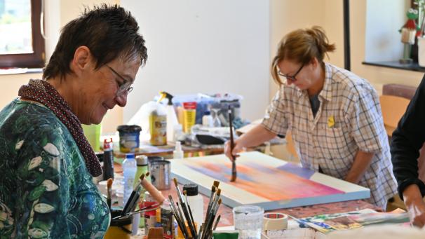 <p>Der Kurs „Wege zum besseren Bild“ richtete sich vor allem an Fortgeschrittene und wurde genutzt, um Wissen über die Acrylmalerei und neue Ideen auszutauschen.</p>