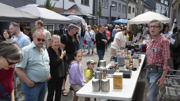 <p>Trödeln als Lebensart: Raymond Crabit ist als Aussteller immer mit Leib und Seele bei der Sache, erst recht beim Heimspiel in St.Vith. Fotos: Gerd Hennen</p>