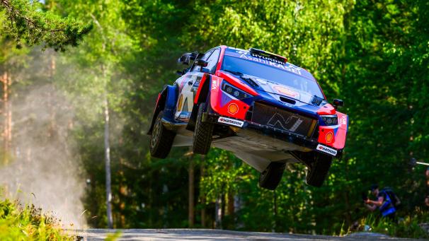<p>Thierry Neuville und Martijn Wydaeghe (Hyundai) flogen am Freitag auf den zweiten Platz in Finnland.</p>