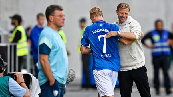 <p>Darmstadts dreifacher Torschütze Isac Lidberg (l) und Darmstadts Trainer Florian Kohfeldt haben was zu ferein. Links steht Bochums Trainer Dieter Hecking, der einen kompletten Fehlstart seiner Mannschaft erlebte.</p>