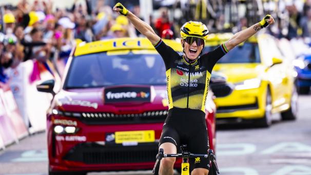 <p>Die Französin Pauline Ferrand-Prevot vom Team Visma - Lease a Bike jubelt beim Überqueren der Ziellinie.</p>
