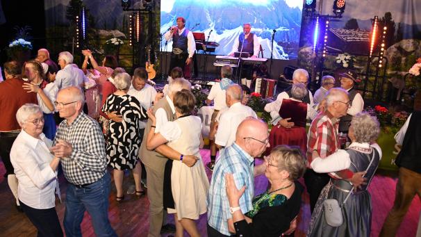 <p>Beste Stimmung im gut gefüllten Saal: Die Ladiner sorgten mit beliebten Schlagern und alpinen Melodien dafür, dass die Tanzfläche am Samstagabend beim Tirolerfest stets voll war.</p>
