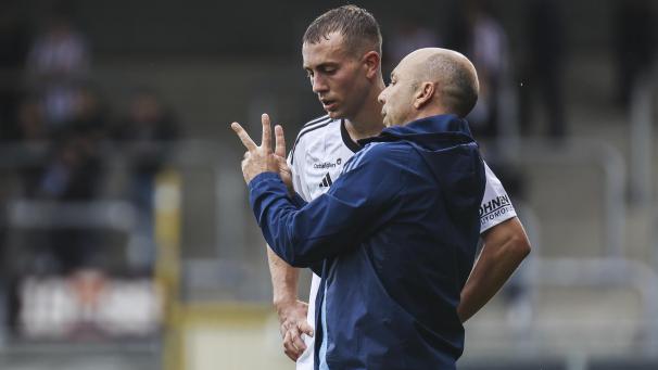 <p>Trainer Bruno Pinheiro mit Oriol Busquets: Der Mittelfeldspieler dürfte nicht der letzte Neuzugang der AS Eupen bleiben.</p>