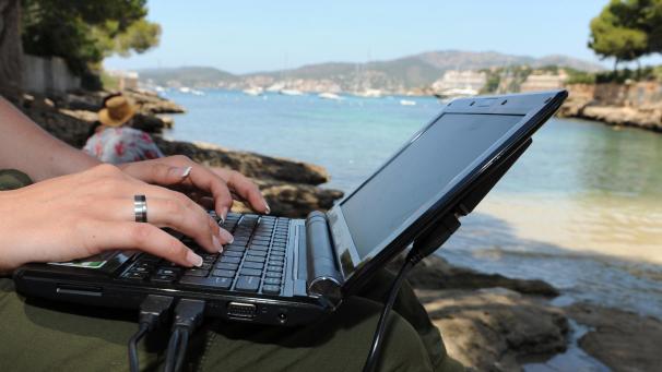 <p>Auch im Urlaub bleibt der Kopf oft im Büro: 43% der Belgier denken laut Umfrage an die Arbeit, 37% bleiben sogar aktiv erreichbar. Besonders junge Menschen haben Mühe, abzuschalten.</p>