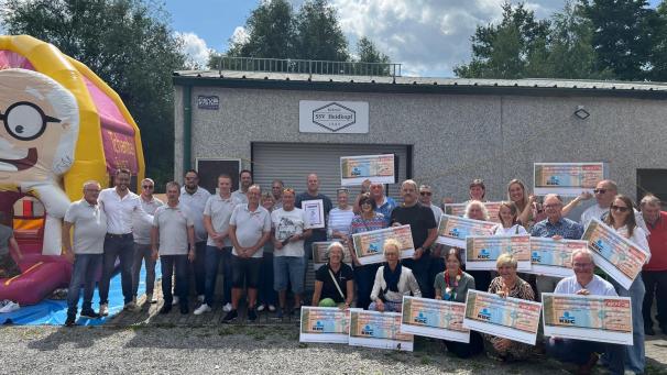 <p>Mitglieder der VoG Küschespektakel und Vertreter der begünstigten Organisationen bei der diesjährigen Spendenübergabe.</p>