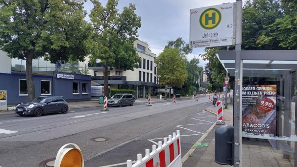 <p>Blick auf die Bushaltestelle Jahnplatz</p>