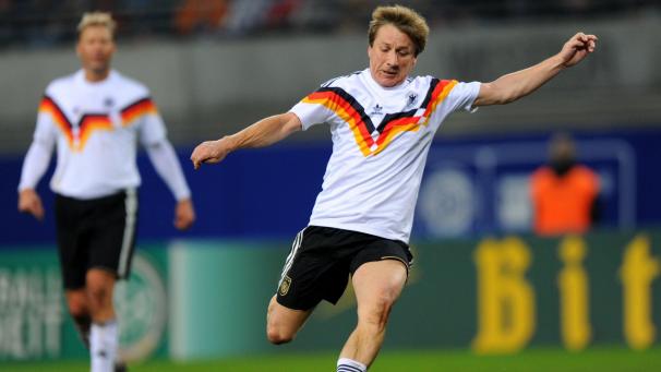 <p>Frank Mill vom Team Weltmeister '90 im Rahmen des „Spiel der Legenden“ in Leipzig. Die Weltmeister von 1990 hatten das verspätete Vereinigungsspiel zum 20. Jahrestag der deutschen Fußball-Einheit gegen die Auswahl der ehemaligen DDR mit 1:2 verloren.</p>