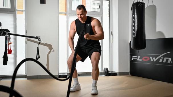 <p>David Fischer beim Battle-Rope-Training: Im gesundheitsorientierten Fitness braucht man Ausdauer- und Krafttraining, sagt er.</p>