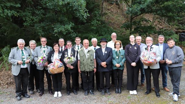 <p>Gruppenbild der treffsicheren Schützen mit den Vertretern der Gemeinde: Die acht Vereine der Großgemeinde nahmen am Bundesfest teil.</p>