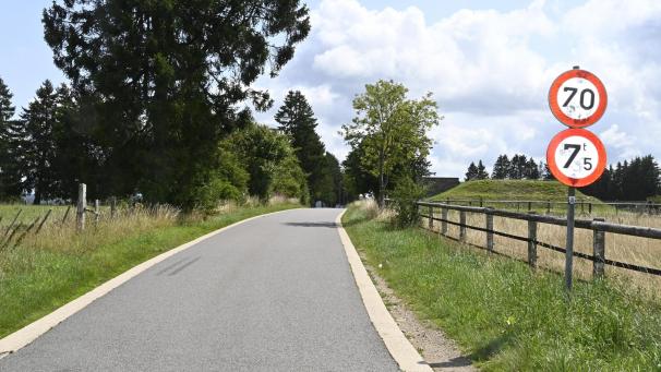 <p>Weniger als ein Jahr nach der Fahrbahnsanierung im Jahr 2015 wurde die Höchstgeschwindigkeit auf dem Verbindungsweg Morsheck-Honsfeld durch einen Beschluss des Büllinger Gemeinderates auf 70 km/h reduziert.</p>