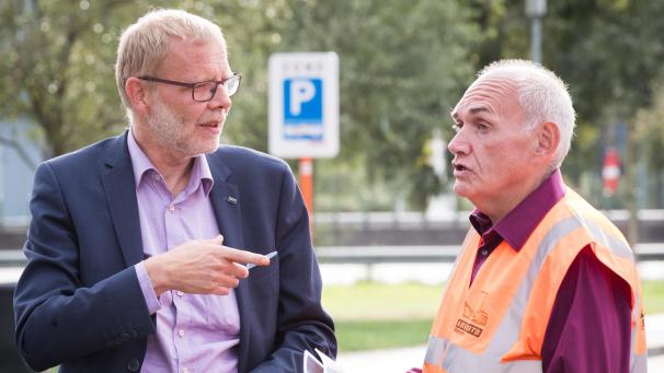 <p>Philippe Degraef (links) im Gespräch mit einem Gewerkschaftssprecher</p>