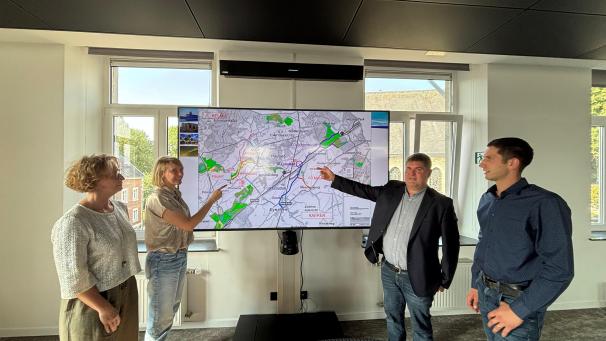 <p>Béatrice Leporcq, Florence Goffinet, Raerens Bürgermeister Mario Pitz und der zuständige Schöffe Philipp Croé (v.l.) haben das Projekt vorgestellt.</p>