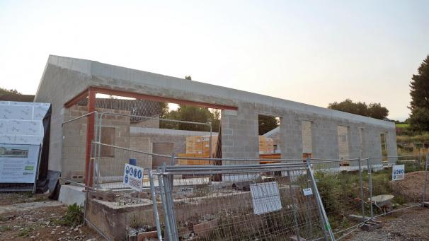 <p>Der Rohbau des neuen Dorfhauses in Ondenval wurde fertiggestellt, wie Bürgermeister Eugène Wansart in der Sitzung am Dienstagabend erklärte.</p>