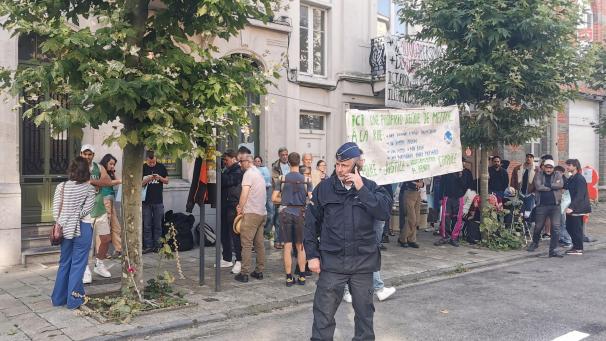 <p>Aktivisten stoppen Zwangsräumung durch friedliche Aktion.</p>