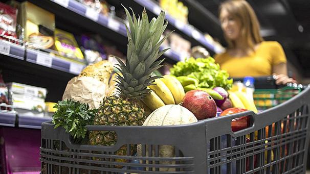 <p>Laut einer Untersuchung des Wirtschaftsministeriums wird die Herkunft von verpacktem Obst, frischem Gemüse und Fleisch in Supermärkten nicht immer korrekt gekennzeichnet. Von den 469 überprüften Betrieben hielten sich 235 – also die Hälfte – nicht an die geltenden Vorschriften.</p>
