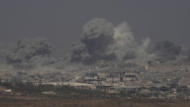 <p>Rauch steigt von einer Explosion im nördlichen Gazastreifen auf, vom Süden Israels aus gesehen.</p>