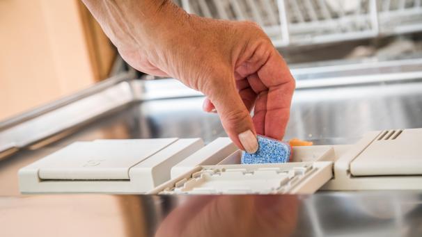<p>Klappe auf, Tab rein, Klappe zu: Geschirrspültabs sind einfach und praktisch in der Handhabe. Ohne Risiko sind die Reinigungstabs allerdings nicht.</p>