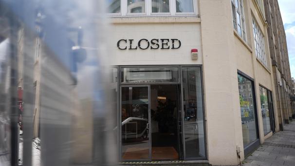 <p>Das Markenlogo ist über dem Eingang einer Filiale der Modemarke Closed in der Innenstadt zu sehen.</p>