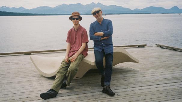 <p>Der niederländische Ausnahme-Cellist Ernst Reijseger (rechts) tritt im Duo mit dem norwegischen Geiger Hans Kjorstad beim Minifestival „Sommerloch“ auf Gut Eidt auf.</p>