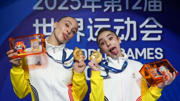 <p>Silke Macharis (links)und Maysae Bouhouch posieren mit ihren Goldmedaillen.</p>