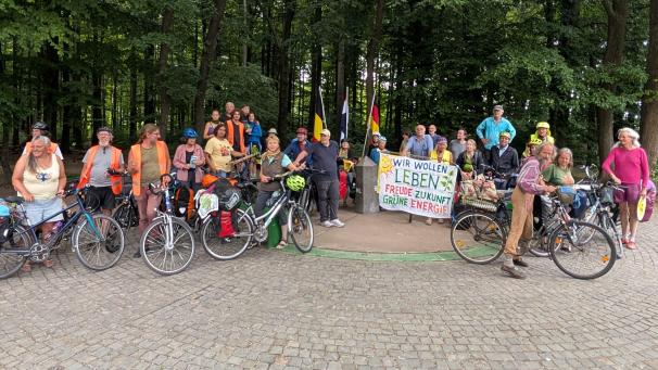 <p>Rund 80 Teilnehmer der „Tour der Natur“ machten am Dreiländereck Station, um gegen Atomkraft zu demonstrieren – und kritisierten dabei besonders den energiepolitischen Kurs der belgischen Föderalregierung.</p>