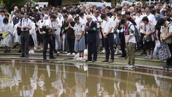 <p>Menschen legen eine Schweigeminute im Atomic Bomb Hypocenter Park ein, während einer Zeremonie zum Gedenken an den 80. Jahrestag des Atombombenabwurfs auf die Stadt.</p>